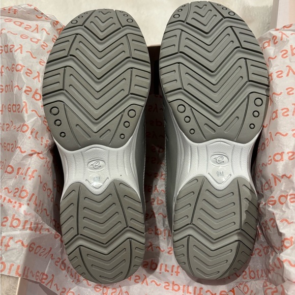 New in Box Easy Spirit Women's Silver and Black Slip-On Shoes Size 9 - Picture 5 of 8